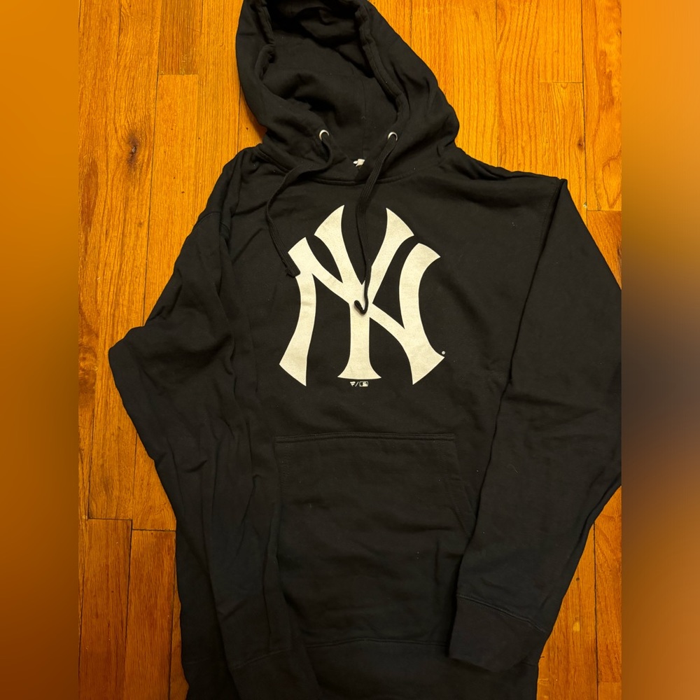 Black New York Yankees Fanatics Brand Hoodie (Men’s Medium)